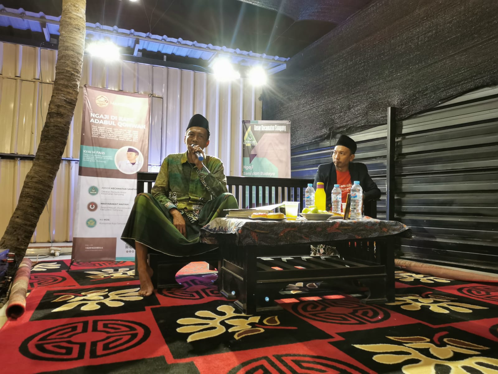 Kyai Faizi Saat acara Ngaji Di Kafe dengan kitab Adabul Qohwah