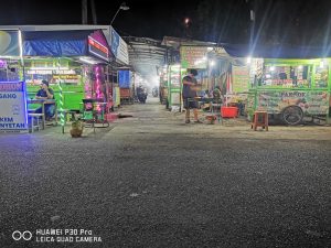 Suasana Penjual Di Sekitar Monumen Trunojoyo Sampang