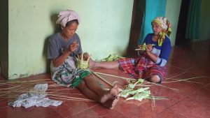 Beberapa Warga Saat Membuat Ketupat. Foto By Taberita.com