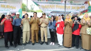 H. Yuliadi Setiyawan Saat Sesi Foto Bersama Gerakan Pangan Murah. (Foto : Prokopim Pemkab)