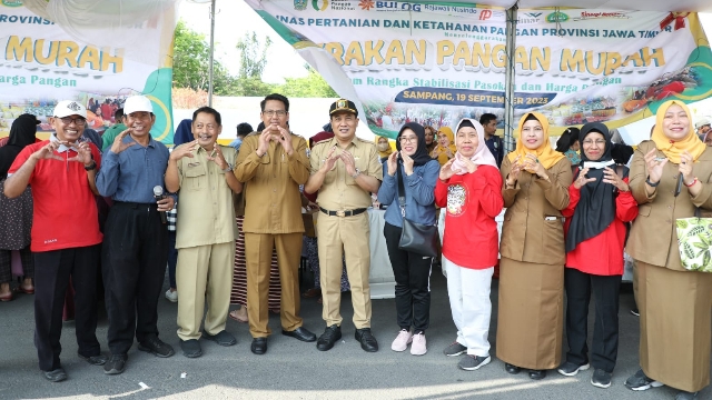 Antusias Warga Membludak saat Gerakan Pangan Murah di Sampang 1 H. Yuliadi Setiyawan saat sesi Foto bersama Gerakan Pangan Murah. (Foto : Prokopim Pemkab)