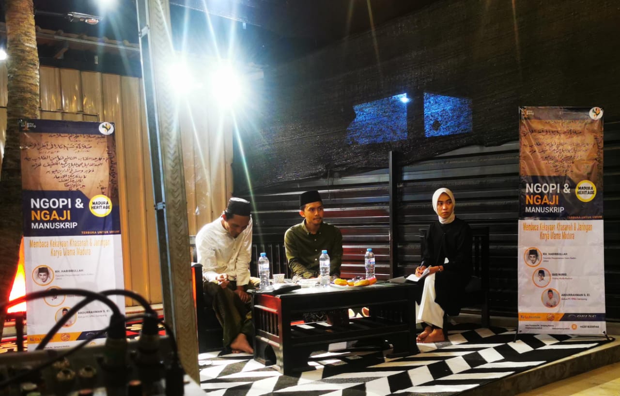 Kyai Haji Habibullah dari kiri beserta Gus Nuris dan Moderator Saat acara berlangsung