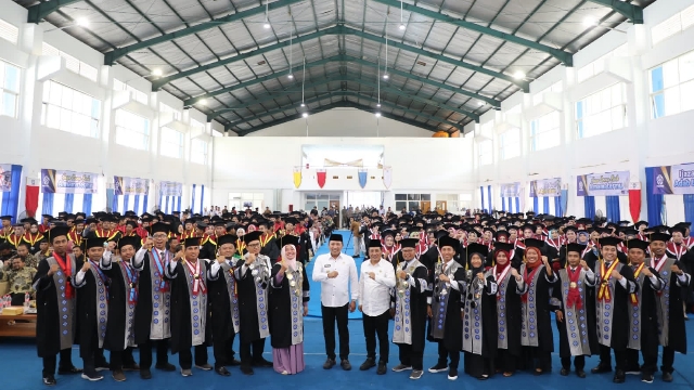 Bupati Sampang Ajak Lulusan Poltera Berkontribusi: Wisuda IX Politeknik Negeri Madura 1 Bupati bersama Sekda dan Direktur serta Civitas Akademika Poltera. (Foto : Prokopim Pemkab)