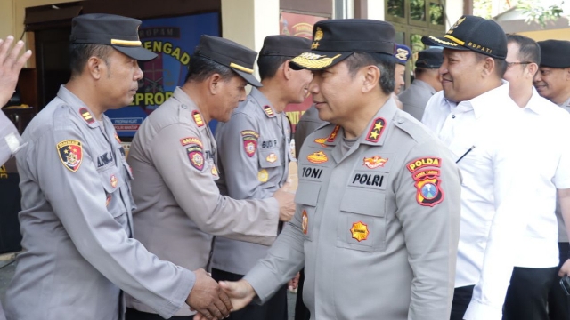 Kapolda Jatim Irjen Pol Toni Harmanto Kunjungi Polres Sampang, Sinergi untuk Keamanan dan Kedamaian 1 Kapolda Jatim didampingi Bupati Sampang saat memasuki Halaman Mapolres Sampang.foto taberitacom