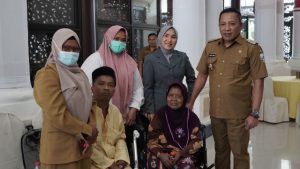 Bupati Sampang H. Slamet Junaidi Bersama Ketua Tp Pkk Sampang Hj. Mimin Slamet Junaidi Saat Bersama Ibu Satiyeh Dan Juheri. (Foto : Prokopim Pemkab)