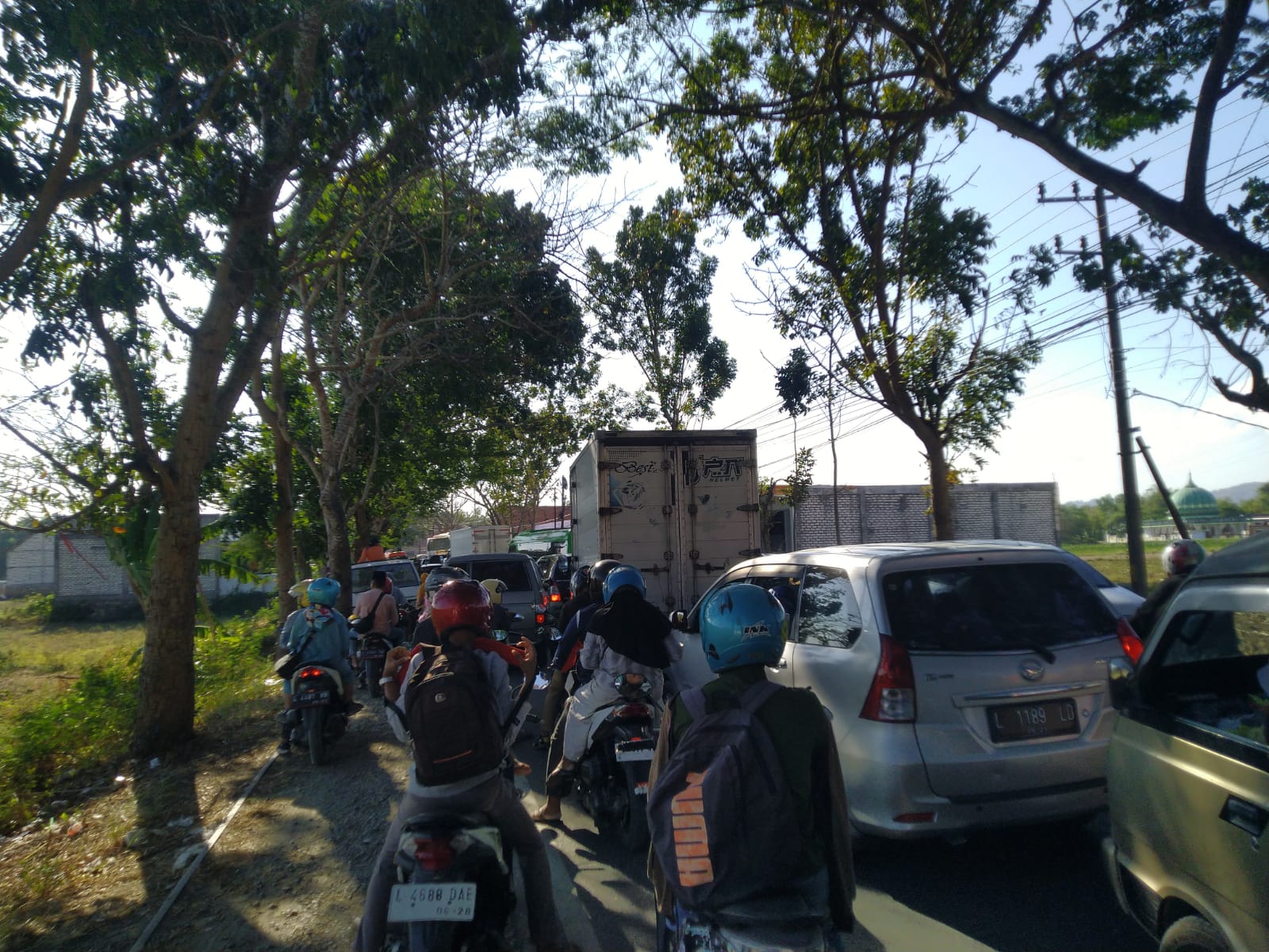 Sistem Buka Tutup di Jembatan Klampis, Jrengik, Sampang, Berlangsung hingga Akhir 2023: Tips Menghindari Kemacetan 1 Situasi Lalu Lintas di di Jembatan Klampis, Desa Plakaran, Kecamatan Jrengik, Kabupaten Sampang