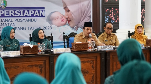 Sekda Sampang Pimpin Rapat Evaluasi Posyandu: Tingkatkan Kesejahteraan di Kabupaten Sampang 1 Sekda Kabupaten Sampang H. Yuliadi Setiyawan saat menyampaikan sambutan.Foto Sampanglab.go.id