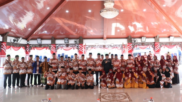 34 Kafilah Kabupaten Sampang Dilepas untuk Kompetisi MTQ Jawa Timur 1 Para Kafilah Kabupaten Sampang bersama Sekdakab Sampang H. Yuliadi Setiyawan. (Foto : Prokopim Pemkab Sampang)