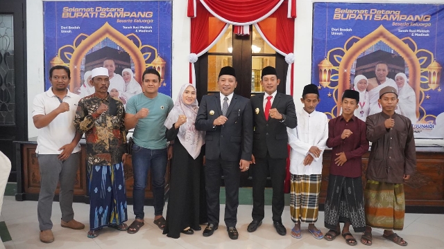 Bupati Sampang H. Slamet Junaidi Membawa Berkah Umroh untuk Masyarakat 1 Bupati Wabup dan Ketua TP PKK saat bersama Guru Ngaji dan Tahfidz. (Foto : Diskominfo Sampang)