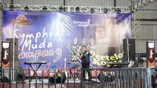 Symphoni Muda Sampang: Ajakan Menuju Kehidupan Bebas Narkoba 1 KBO Satresnarkoba Polres Sampang saat mensosialisasikan bahaya narkoba kepada para penonton. (Sampang Kreatif for Taberita)