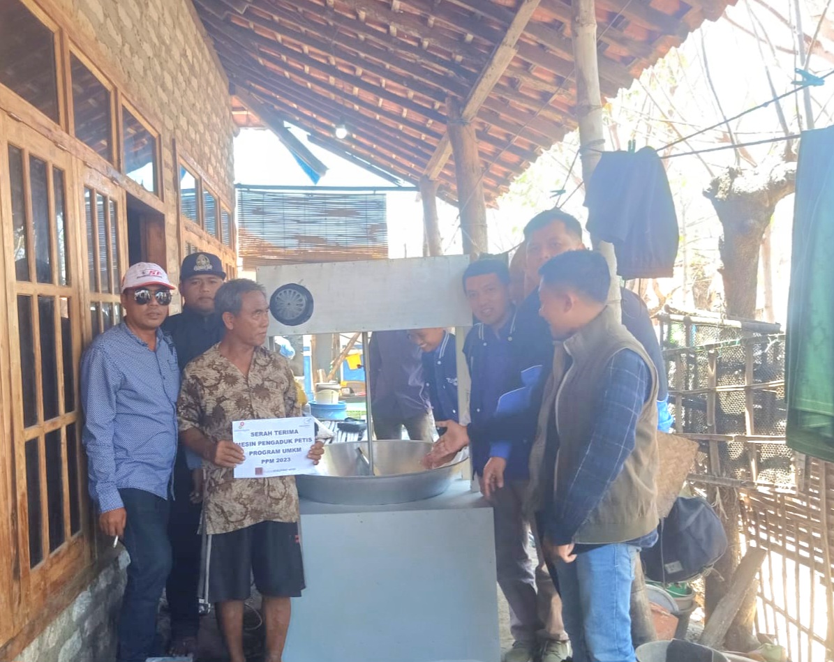 Samsul Huda: Inovator Mesin Pengaduk Petis untuk Kemajuan UMKM Sampang 1 Samsul Huda saat menerima bantuan alat dari para aktivis. (Foto: KLIK MADURA)