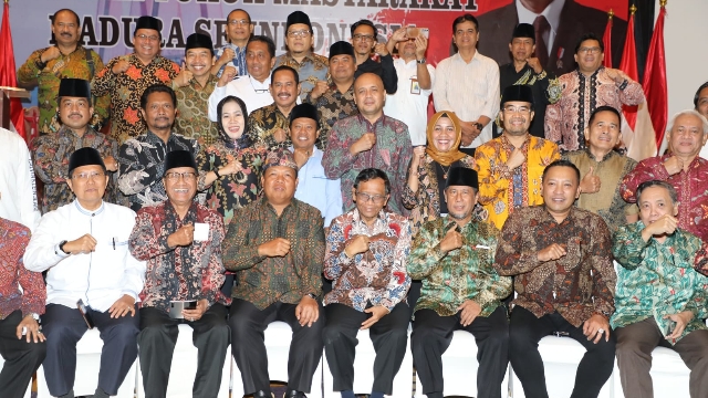 Dukung Pemilu Damai, Bupati Sampang Silaturahmi dengan Tokoh Madura 1 Bupati Sampang H. Slamet Junaidi bersama Menkopolhukam RI dan Pangdam V/Brawijaya dan Tokoh Madura. (Foto : Prokopim Pemkab)
