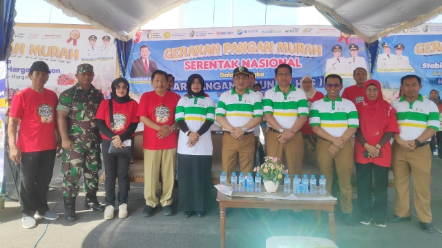 Gerakan Pangan Murah Mendukung Hari Pangan Sedunia di Sampang 1 Sekdakab Sampang H. Yuliadi Setiyawan saat membuka pelaksanaan Gerakan Pangan Murah. (Foto : Prokopim Pemkab)