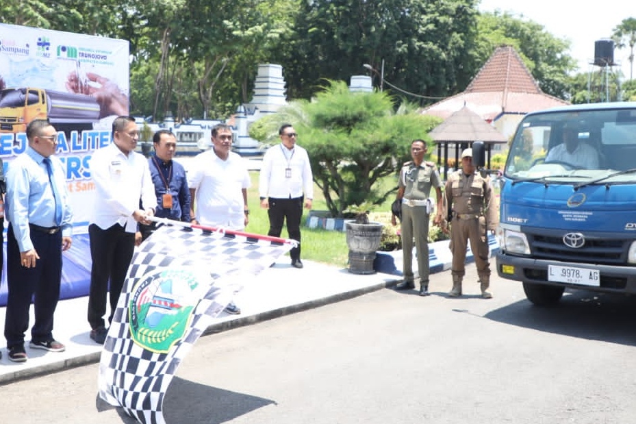 Kekeringan Kritis di Sampang: 26 Desa Terima Bantuan Air Bersih dalam Langkah Kolaboratif 1 Pelepasan bantuan air bersih oleh Bupati Sampang H. Slamet Junaidi. (Foto : Prokopim Pemkab Sampang)