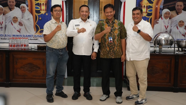 Bupati Sampang Terima Tim Dewan Juri Untuk East Java Investment Challenge 2023 1 Bupati Sampang H. Slamet Junaidi Dan Direktur Rsmz Saat Bersama Tim Dewan Juri Validasi Lapangan. (Foto : Prokopim Pemkab)