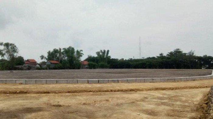 Lapangan Sepak Bola Sampang Sport Center: Kemana Arahnya? 1 Kondisi lapangan sepakbola di Sampang Sport Centre. (Foto : Tribunnews)