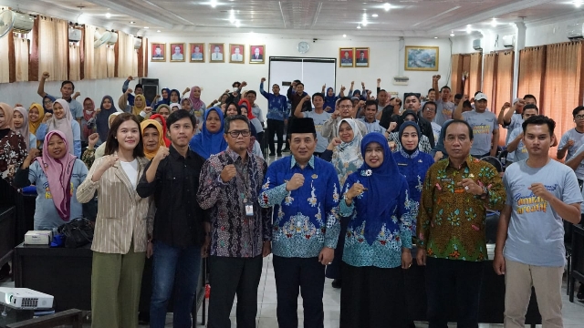 Rahasia Sukses UMKM di Sampang Terbongkar: Workshop Branding dengan Bank Indonesia 1 Sekdakab Sampang beserta Perwakilan Bank Indonesia foto bersama peserta (Foto : Prokopim Pemkab Sampang)