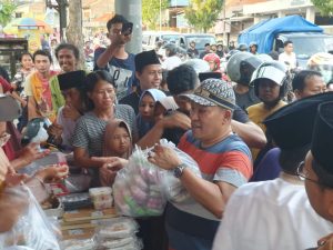 Walaupun Sudah Bukan Bupati Sampang, H. Idi Tetap Berbagi Dengan Masyarakat Di Bulan Suci Ramadhan