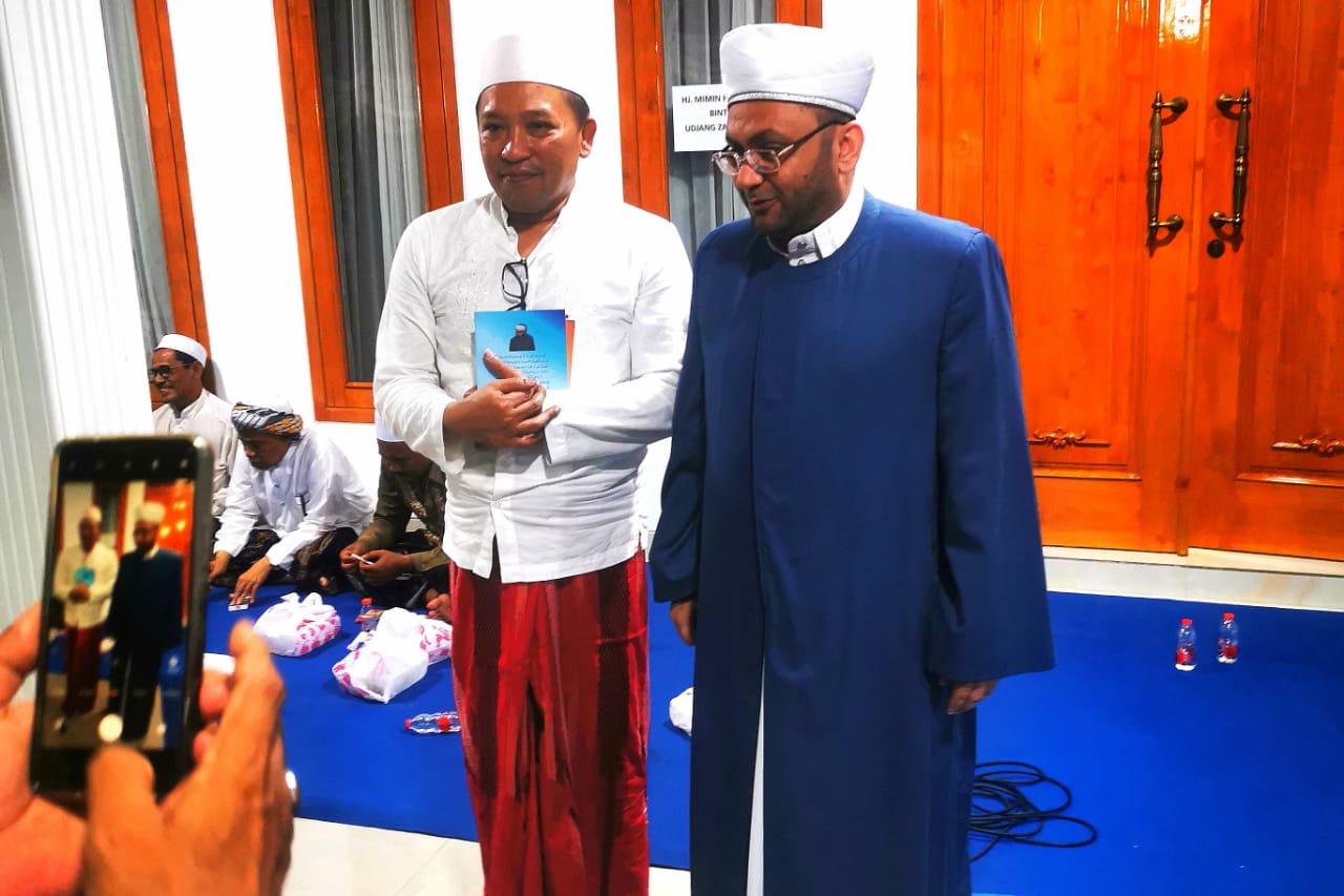 Ribuan Jamaah Hadiri Tahlilan Malam Kedua Hj. Mimin Hariyati di Sampang 1 H Slamet Junaidi dan Imam Besar Masjid Al Aqsha Palestina, Syekh Ammar Azmi Dirumah Duka