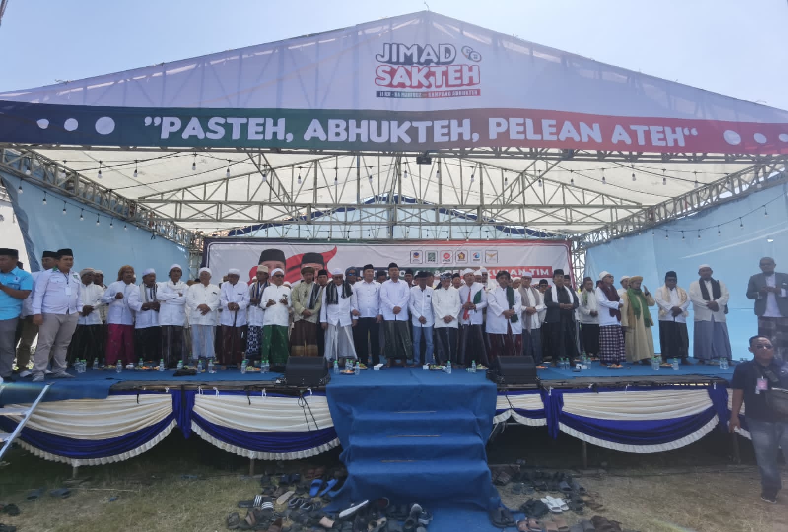 Istigosah dan Pengukuhan Tim Pemenangan Jimad Sakteh Dimeriahkan oleh Abu Turob Prajjen 1 H Slamet Junaidi dan Ra Mahfudz di Kelilingi Para Ulama Saat Istigosah Begitu Khusuk