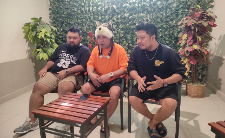 Pertelon Koplo Tampil dalam Simphoni Muda Sampang: Ajak Generasi Muda Bahagia Tanpa Narkoba 1 Personel Pertelon Koplo Asal Kota Semarang, Saat Tiba di Kabupaten Sampang.