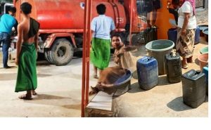 Warga Torjunan Senang Terima Kiriman Air Bersih Dari Pemkab Sampang (Foto : Suaraistana.com)