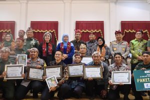 Bupati Sampang, H.slamet Junaidi, Meraih Prestasi Dengan Mendapatkan Penghargaan Juara 3 Anugerah Patriot Jawi Wetan 2023. Ini Merupakan Bukti Sinergitas Tiga Pilar Desa Batuporo Barat, Kecamatan Kedungdung, Dalam Mendukung Pembangunan Desa Yang Berkelanjutan.