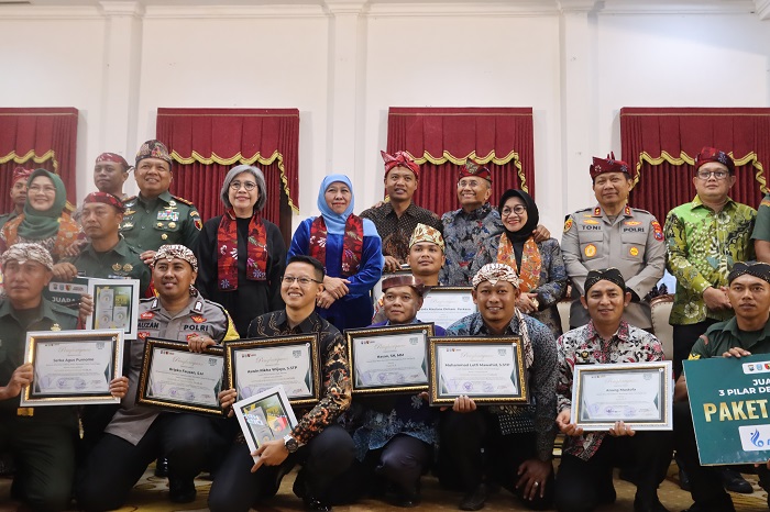 Bupati H.Slamet Junaidi: Membangun Citra Positif Sampang dengan Prestasi-Prestasi Unggulan 1 Bupati Sampang, H.Slamet Junaidi, meraih prestasi dengan mendapatkan penghargaan Juara 3 Anugerah Patriot Jawi Wetan 2023. Ini merupakan bukti sinergitas tiga pilar Desa Batuporo Barat, Kecamatan Kedungdung, dalam mendukung pembangunan desa yang berkelanjutan.