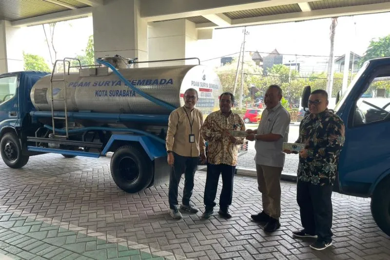 Dirut PDAM Surabaya Arief Wisnu Cahyono (kiri) saat penyerahan pinjam pakai masing-masing 1 unit truk tangki di Surabaya, Foto : ANTARA