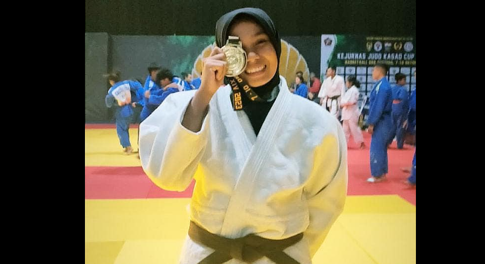 Atlet Judo Asal Sampang Mengukir Sejarah di Kejuaraan Nasional 1 Aisa atlet judo asal Kecamatan kedungdung, Kabupaten Sampang