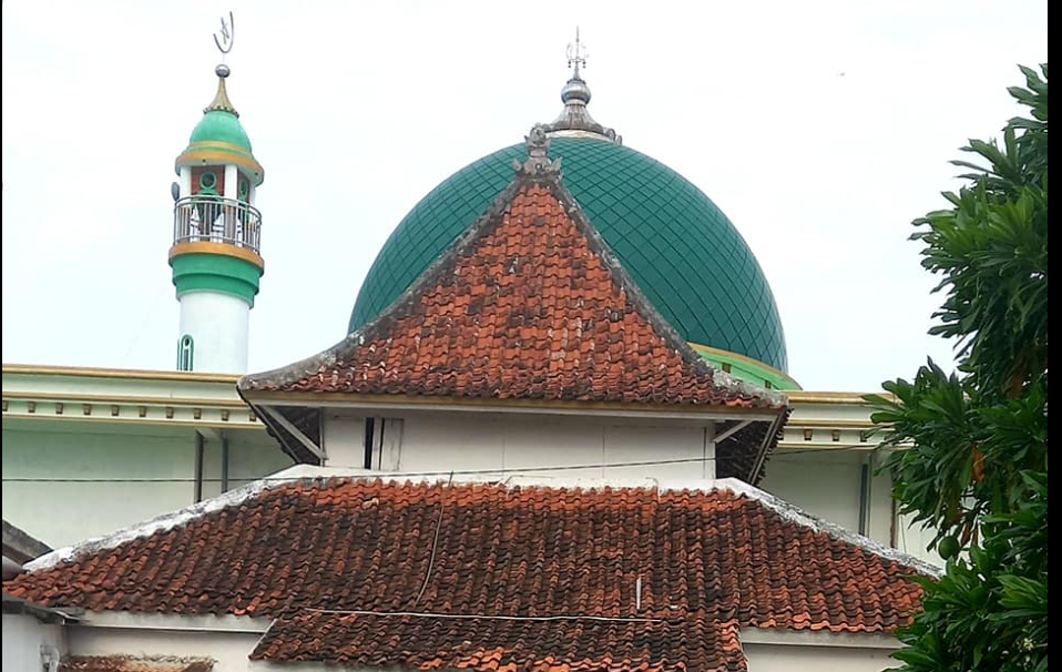 Masjid Jamik Madeggan Sampang 1 Masjid Jamik Madeggan tampak belakang
