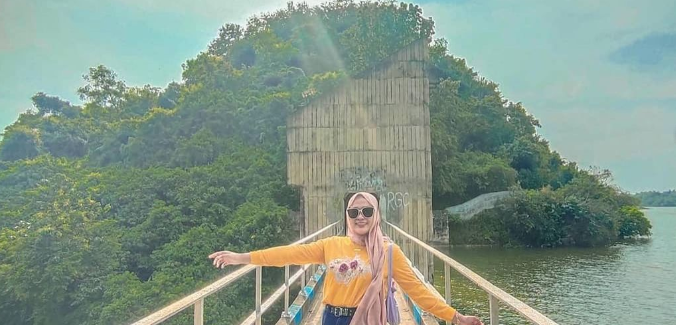 Menjelajahi Keindahan Alam dan Keajaiban Waduk Klampis di Sampang 1 wisatawan saat mengunjungi waduk klampis/foto instagrm