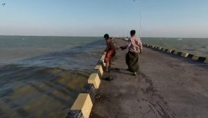 Memburu Kerang Hijau Di Pelabuhan Tadden Camplong Sampang
