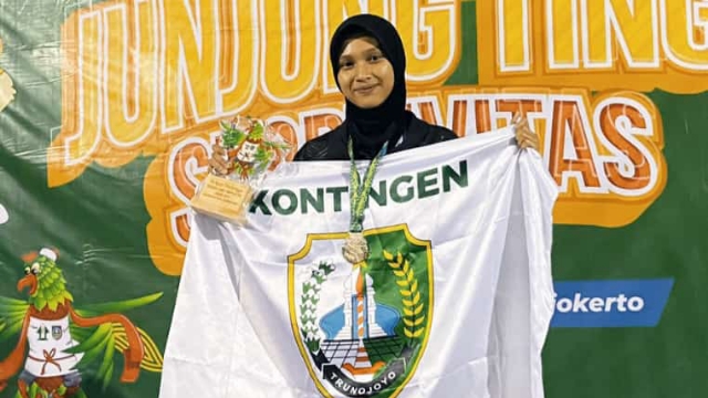 Prestasi Gemilang Atlet Sampang: Najwa Kanaya Eka Putri Raih Emas di Porprov VIII Jatim 1 Najwa Kanaya Eka Putri (18) atlet Cabor Kick Boxing Kabupaten Sampang.( foto taberita.com