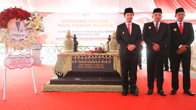 Wakil Gubernur Jatim, Emil Dardak, Ziarah ke Makam Mantan Gubernur Jatim R.P. Mohammad Noer Menjelang HUT ke-78 Provinsi Jatim 1 Wagub Emil Dardak dan Bupati serta Wabup Sampang saat Ziarah makam RP Moh Noer. (Foto : Prokopim Pemkab Sampang)