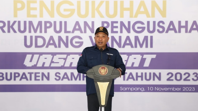 Udang Vaname di Sampang: Menggali Potensi Menjadi Produk Unggulan Kota Bahari 1 Bupati Sampang H. Slamet Junaidi saat menyampaikan sambutan dalam momentum pengukuhan pengurus pengusaha udang vaname. (Prokopim Pemkab Sampang)