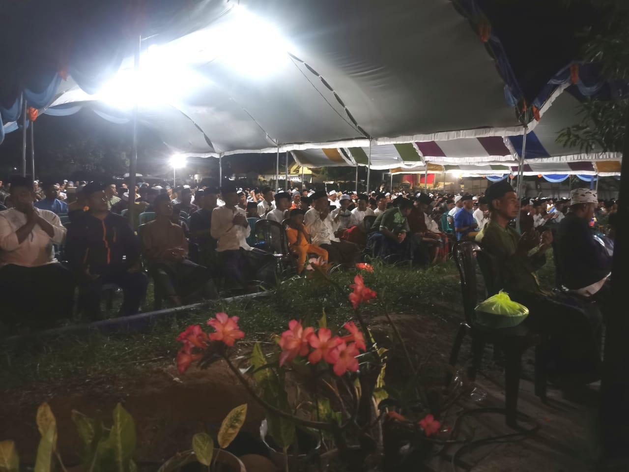 Ribuan Masyarakat Sampang Hadiri Tahlilan Hari Ketiga Hj. Mimin, Istri H. Slamet Junaidi 1 Ribuan Masyarakat Bacakaan Do’a Dan Dikir Tiga Harinya Almarhumah Hj.Mimin Istri Mantan Bupati Sampang