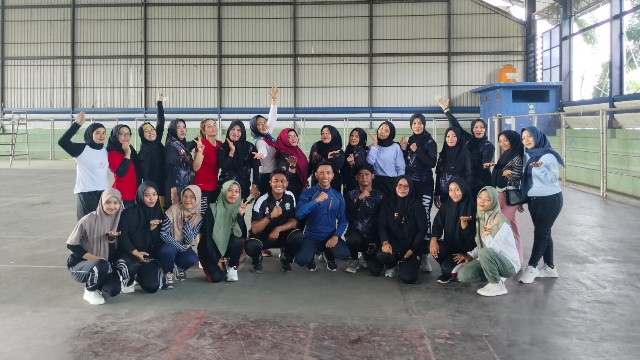 Sosialisasi Senam SKJ 2022 dan Kemenkes RI di Sampang: Persiapan Kejuaraan Antar Kampung 2024 1 Foto Bersama Peserta Lomba Senam Kejuaraan Antar Kampung (TARKAM) Kemenpora 2024.