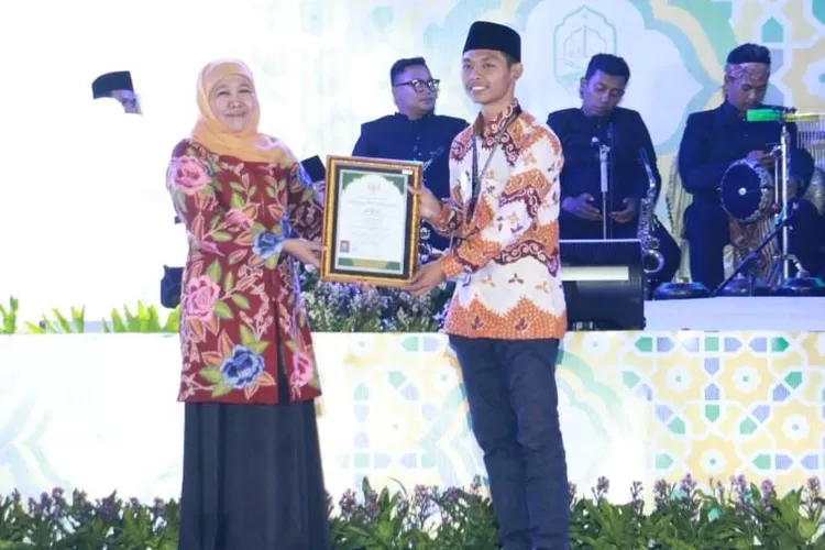 Kafilah Asal Kabupaten Sampang Sabet Prestasi di Kejuaraan MTQ Jatim ke XXX 1 Asyroful Anam Saat terima penghargaan dari Gubernur Jatim di Ajang MTQ XXX 2023.