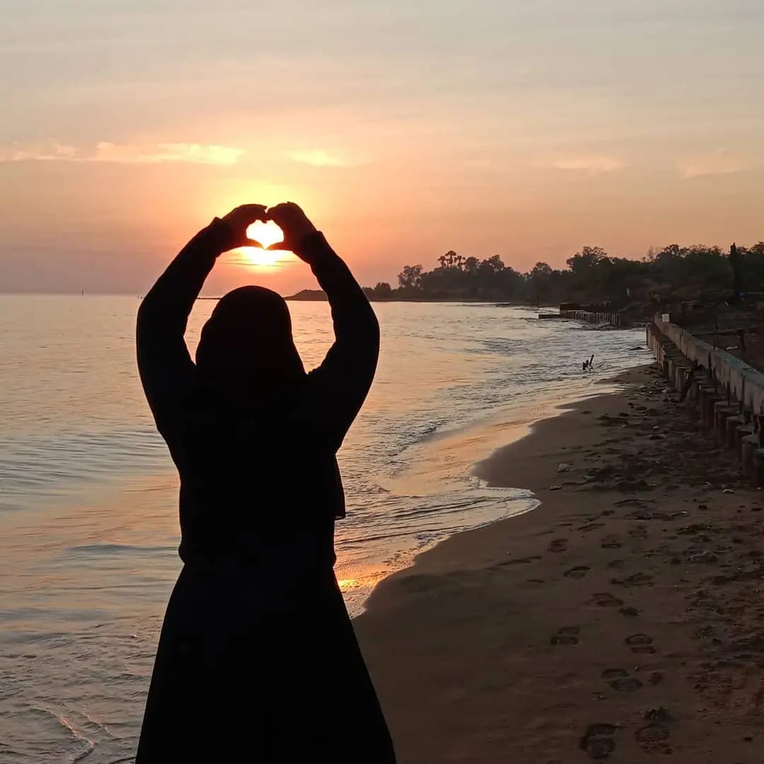 Menikmati Senja Di Pantai Topoh Rabiyan Ketapang 1 Menikmati Senja Di Pantai Topoh Rabiyan Ketapang