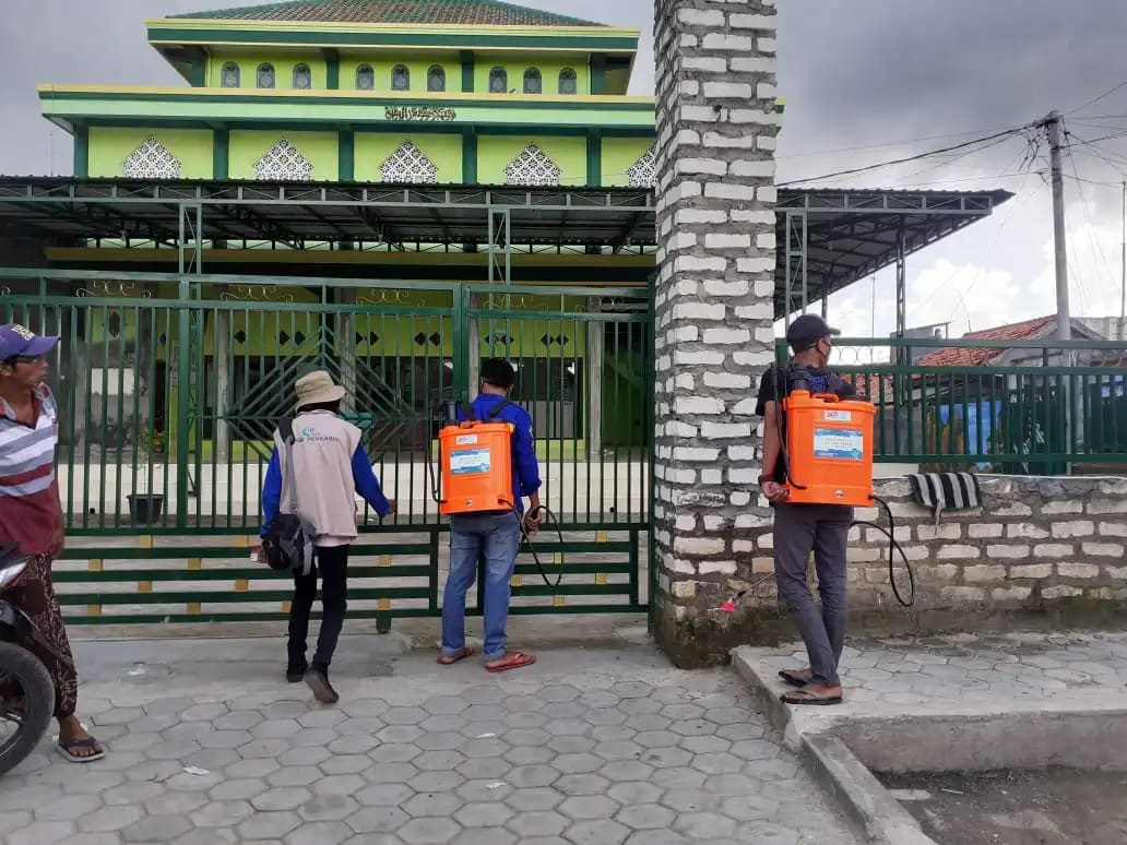 Karang Taruna Desa Dharma Camplong & Senyum Desa, Lakukan Penyemprotan Disinfektan 1 Karang Taruna Desa Dharma Camplong & Senyum Desa, Lakukan Penyemprotan Disinfektan