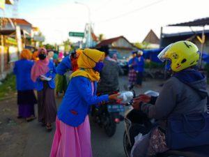 Pk Pmii Sekolah Tinggi Walisongo Bagi-Bagi Takjil