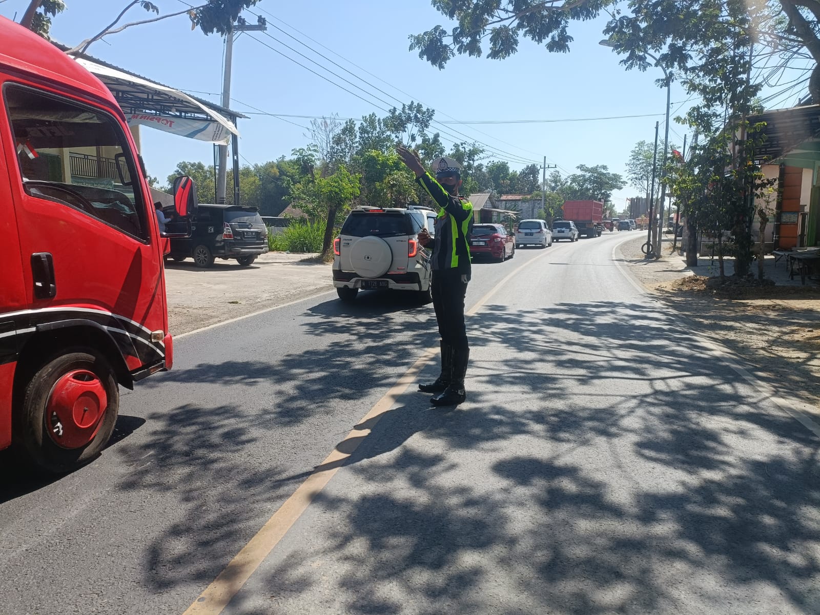 Contra Flow Di Jembatan Klampis Jrengik: Aksi Satlantas Polres Sampang 1 Personil Satlantas Polres Sampang Berjaga Di Jembatan Klampis Jrengik Sampang
