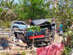 Mobil Pikap Hitam Kombinasi Merah Yang Mengalami Kecelakaan](Foto: Sumber Diwan Mohammad)