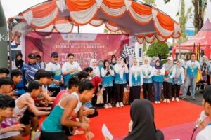 Ketua Tp Pkk Dan Wakil Ketua Tp Pkk Saat Melepas Kartini Run 2025 (Foto: Prokopim Sampang)