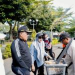 Aba Idi Saat Memborong Dagangan Pkl Didepan Indoor Wijaya Kusuma Sampang