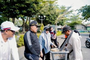 Aba Idi Saat Memborong Dagangan Pkl Didepan Indoor Wijaya Kusuma Sampang