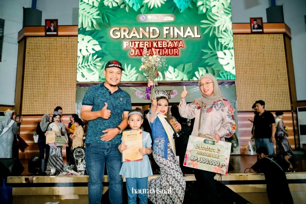 Kalila Berfoto Dengan Ibunya, Dwi Kamilatul Maqdalena Dan Ayahnya, Firsa Ardiansyah Setelah Menerima Penghargaan Juara 3 Putri Kebaya Jatim Di Universitas Dinamika Surabaya, Minggu (29/9)