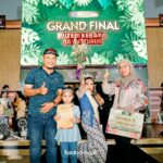 Kalila Berfoto Dengan Ibunya, Dwi Kamilatul Maqdalena Dan Ayahnya, Firsa Ardiansyah Setelah Menerima Penghargaan Juara 3 Putri Kebaya Jatim Di Universitas Dinamika Surabaya, Minggu (29/9)