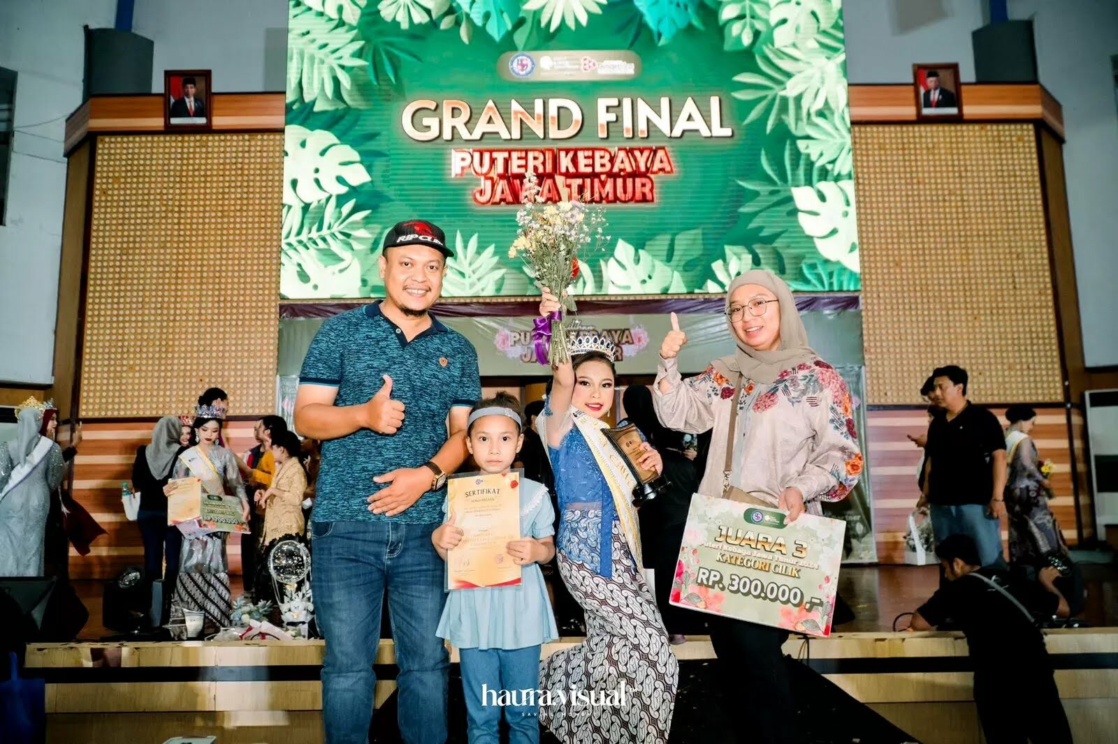 Kalila Ayudia, Putri Kebaya Cilik Jawa Timur Asal Sampang Dapat Apresiasi Dari Pemkab 1 Kalila Berfoto Dengan Ibunya, Dwi Kamilatul Maqdalena Dan Ayahnya, Firsa Ardiansyah Setelah Menerima Penghargaan Juara 3 Putri Kebaya Jatim Di Universitas Dinamika Surabaya, Minggu (29/9)